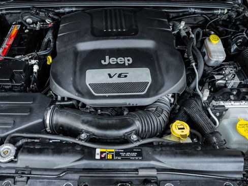 Used 2018 Jeep Wrangler Unlimited Sahara w/ Connectivity Group image 23