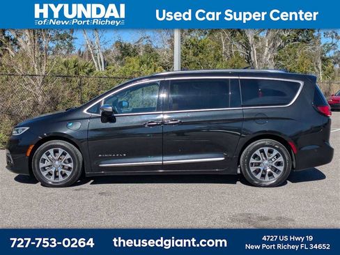 Used 2022 Chrysler Pacifica Pinnacle image 2