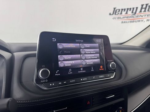 Used 2024 Nissan Rogue SV FWD image 23