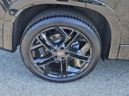 Certified 2026 Volkswagen Tiguan SE R-Line AWD/4WD image 9
