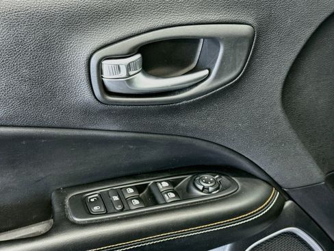 Used 2018 Jeep Compass Latitude w/ Popular Equipment Group AWD/4WD image 15