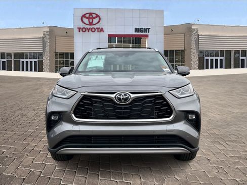 New 2026 Toyota Highlander Platinum image 9