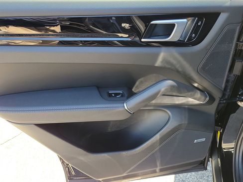 Used 2021 Porsche Cayenne S image 11