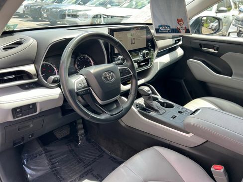Used 2023 Toyota Highlander XLE FWD image 26
