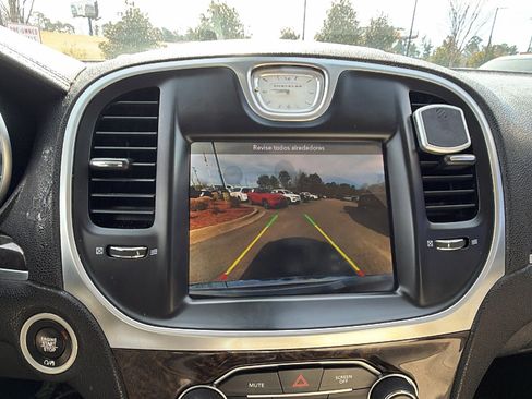 Used 2018 Chrysler 300 Limited image 32