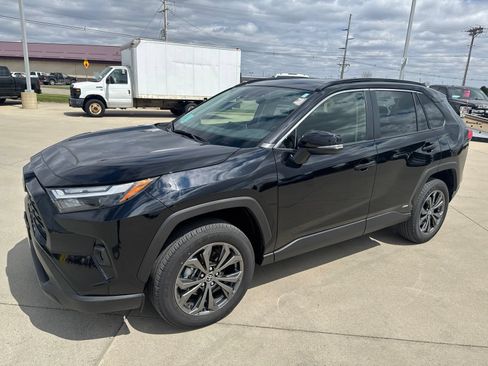 Used 2025 Toyota RAV4 XLE Premium AWD/4WD image 4
