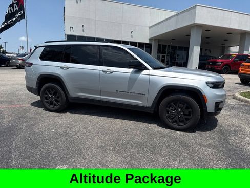 Used 2025 Jeep Grand Cherokee L Altitude RWD image 5