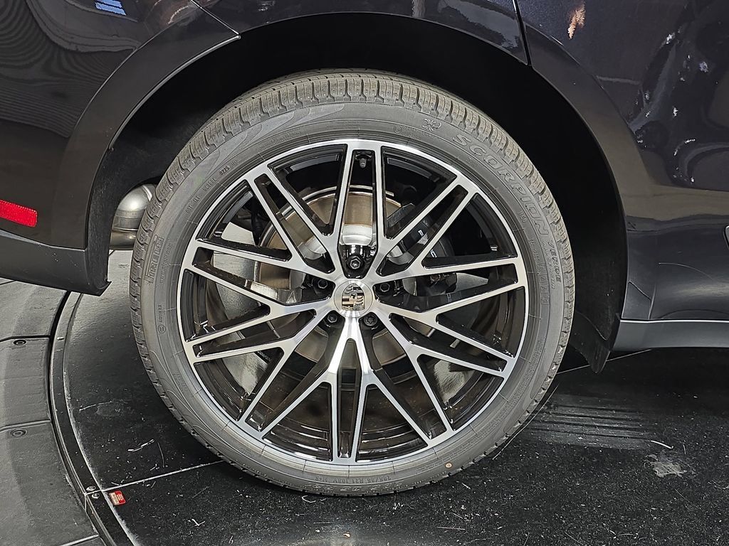 Certified 2026 Porsche Macan AWD/4WD image 29