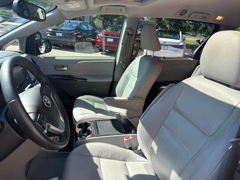 Used 2018 Toyota Sienna XLE w/ XLE Navigation Package FWD image 13