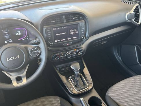 Used 2025 Kia Soul LX w/ LX Technology Package FWD image 20