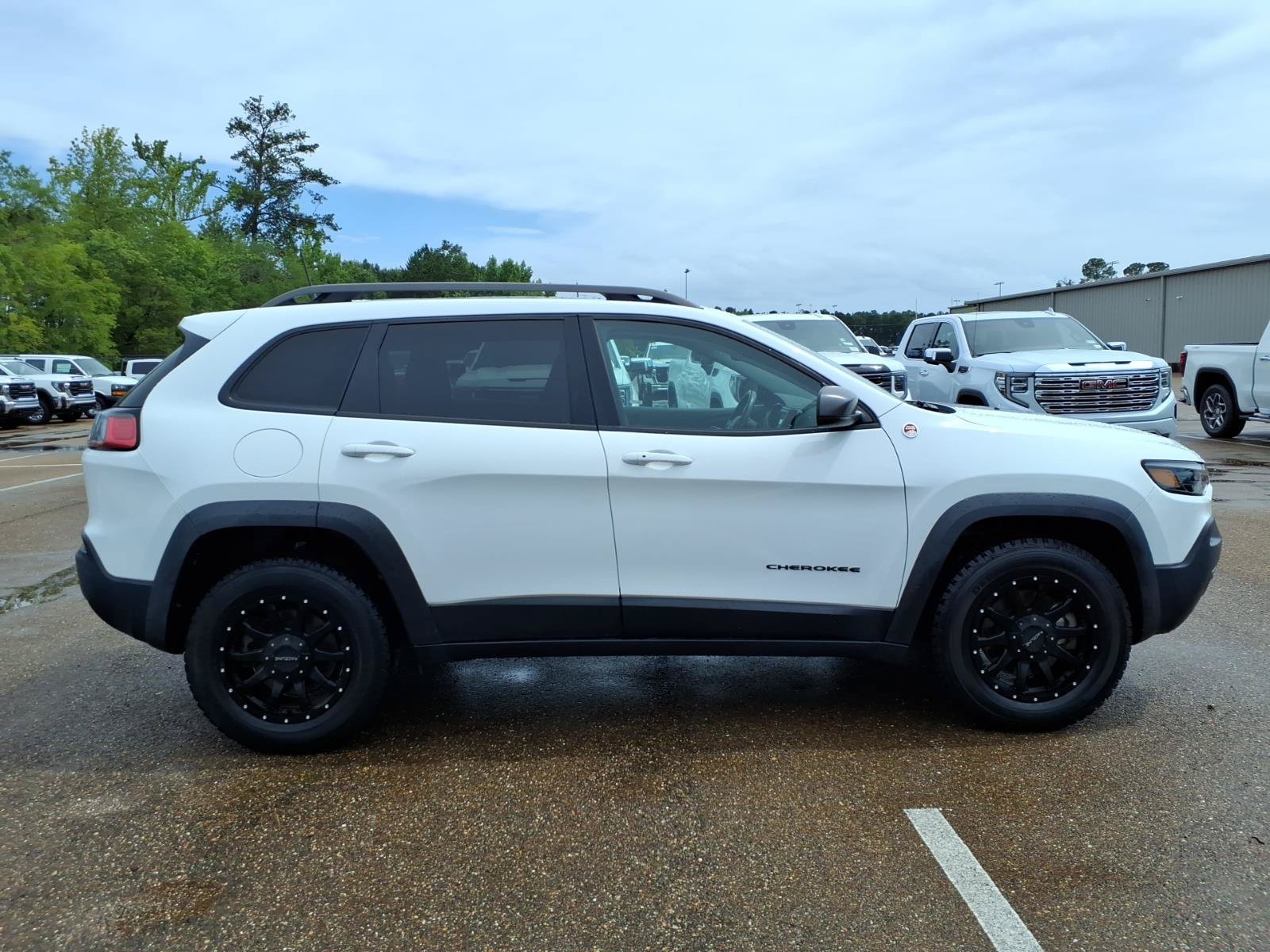 Used 2019 Jeep Cherokee Trailhawk w/ Comfort/Convenience Group AWD/4WD image 3