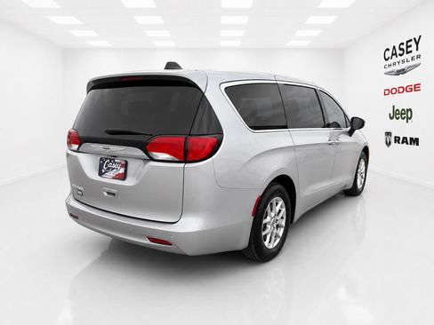 Used 2021 Chrysler Voyager LX w/ Cold Weather Group FWD image 7