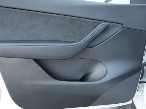 Used 2022 Tesla Model Y Long Range image 11