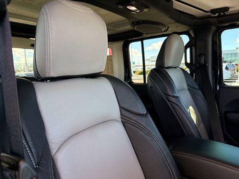Used 2018 Jeep Wrangler Unlimited Sahara image 30
