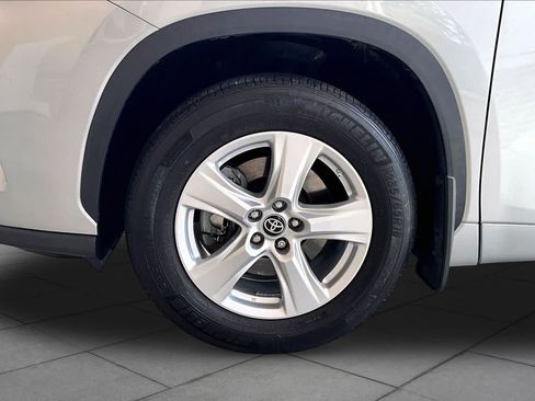 Used 2023 Toyota Highlander L FWD image 11