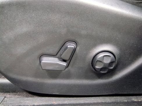 Used 2019 Jeep Cherokee Limited image 18