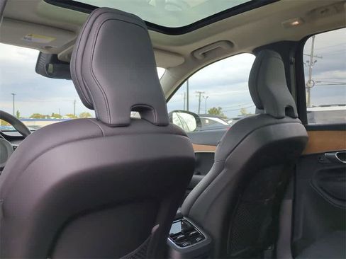 Used 2025 Volvo XC90 T8 Plus image 17