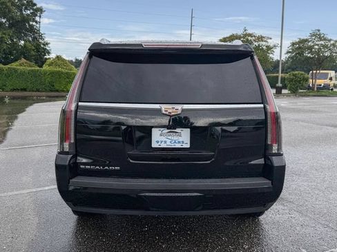 Used 2018 Cadillac Escalade Luxury RWD image 5