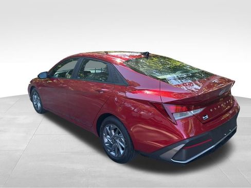 Used 2024 Hyundai Elantra SEL FWD image 3