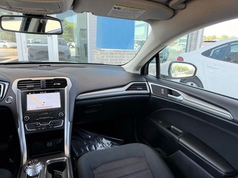 Used 2019 Ford Fusion SE FWD image 22