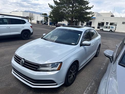 Used 2017 Volkswagen Jetta SE FWD image 1