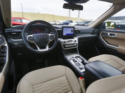 Used 2021 Ford Explorer XLT image 17