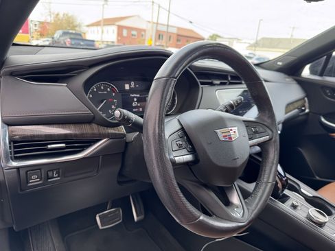 Used 2023 Cadillac XT4 Sport image 17