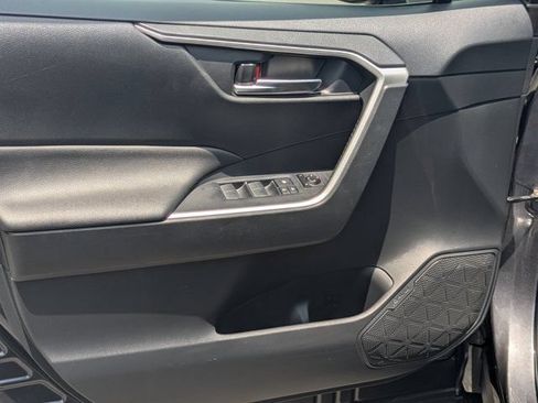 Used 2019 Toyota RAV4 XLE w/ Convenience Package FWD image 10