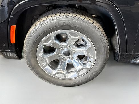 Used 2024 Jeep Wagoneer L Series II RWD image 38