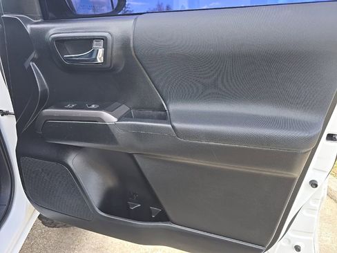 Used 2022 Toyota Tacoma TRD Off-Road w/ Technology Package image 33