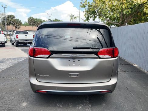 Used 2017 Chrysler Pacifica Touring-L w/ Tire & Wheel Group image 8