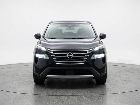 Used 2025 Nissan Rogue SV image 2