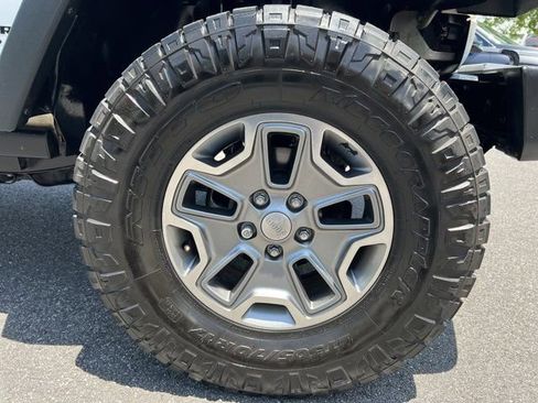 Used 2015 Jeep Wrangler Unlimited Rubicon w/ Connectivity Group AWD/4WD image 14