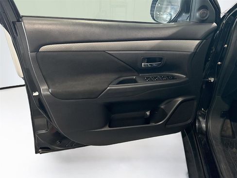 Used 2016 Mitsubishi Outlander SE image 6