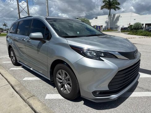 Used 2025 Toyota Sienna XLE FWD image 3