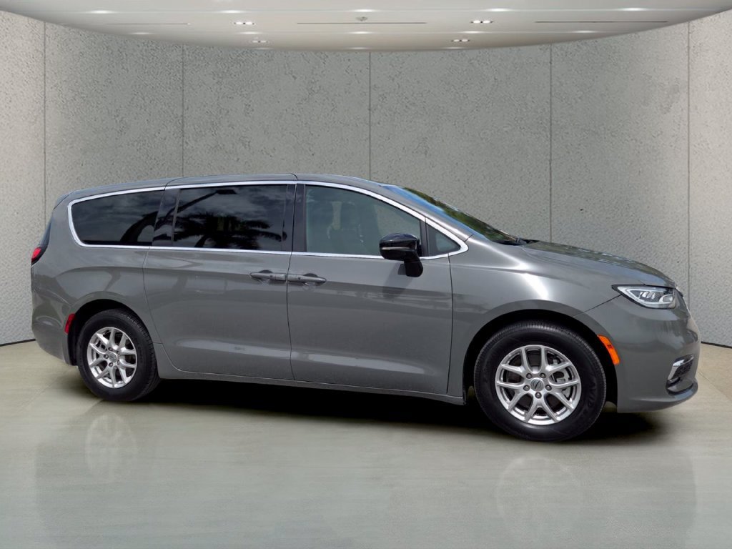 Used 2025 Chrysler Pacifica Select FWD image 3