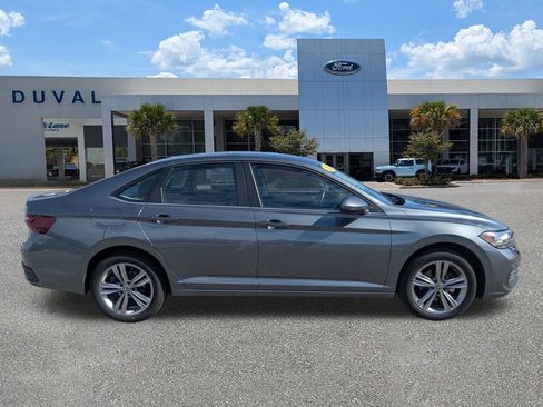 Used 2024 Volkswagen Jetta SE image 3