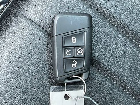 Certified 2023 Volkswagen Tiguan SE FWD image 33