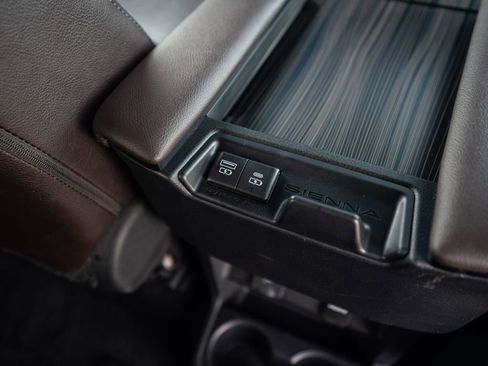 Used 2021 Toyota Sienna Platinum image 45