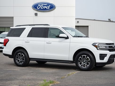Used 2024 Ford Expedition XLT image 2