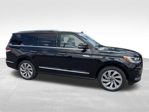 Used 2024 Lincoln Navigator Reserve AWD/4WD image 2