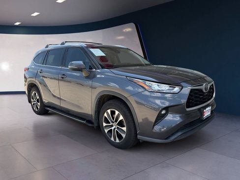 Used 2020 Toyota Highlander XLE AWD/4WD image 7