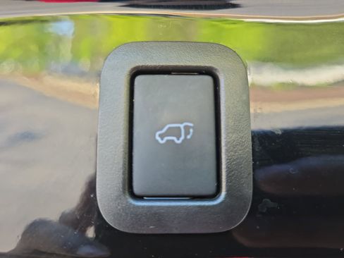 Used 2017 Toyota Highlander Plus AWD/4WD image 14