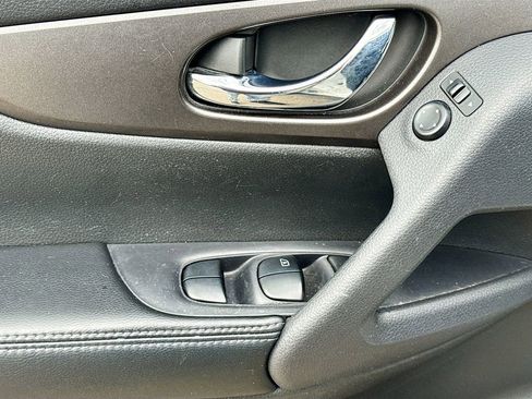 Used 2015 Nissan Rogue S w/ S Family Package image 22