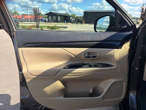 Used 2017 Mitsubishi Outlander SEL AWD/4WD image 8