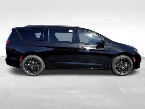 New 2026 Chrysler Pacifica Limited w/ Uconnect Theater Family Group image 9