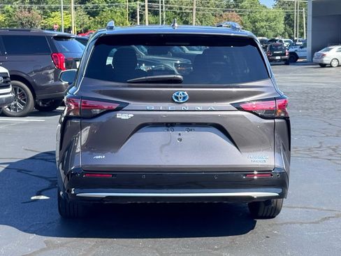 Used 2023 Toyota Sienna Platinum AWD/4WD image 21