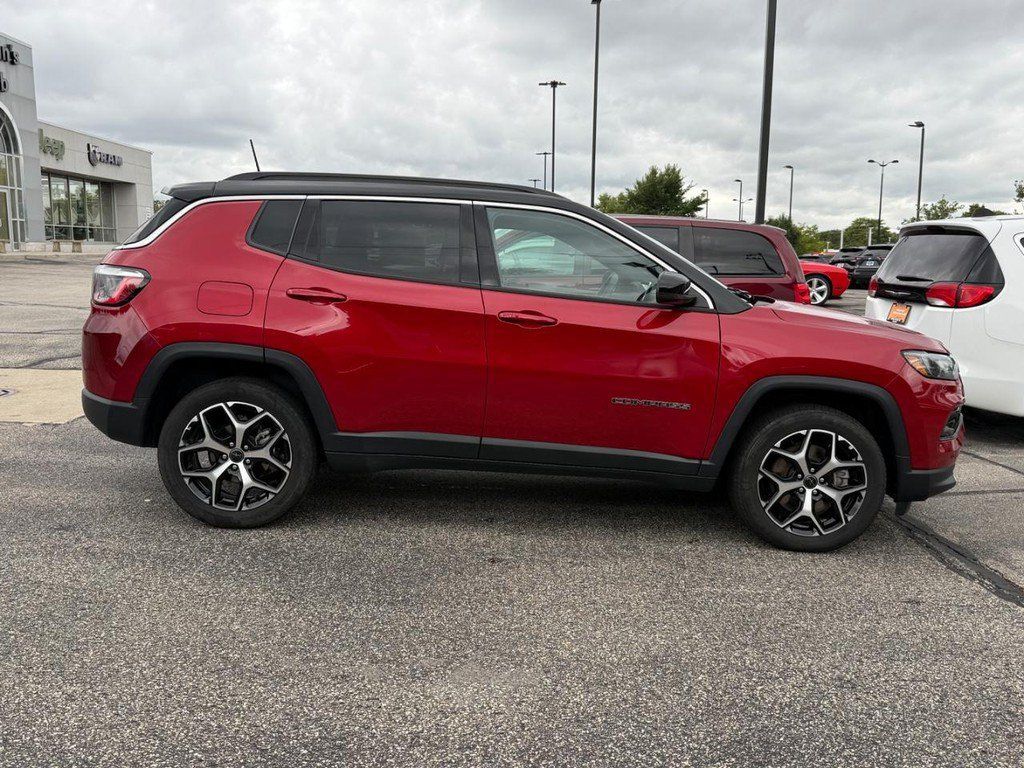 Used 2025 Jeep Compass Limited AWD/4WD image 2