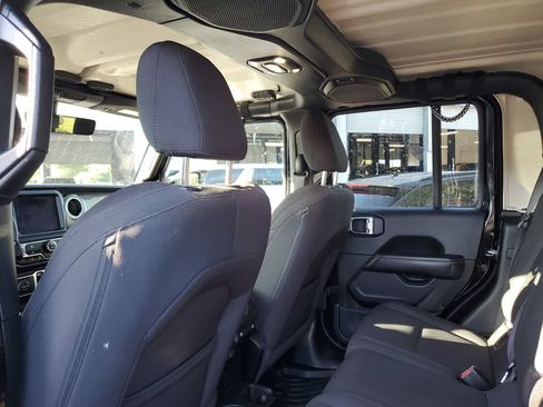 Used 2023 Jeep Gladiator Overland AWD/4WD image 9