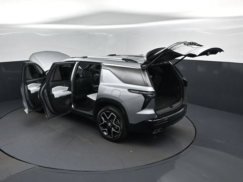 Used 2025 Chevrolet Traverse High Country w/ LPO, Floor Liner Package FWD image 2